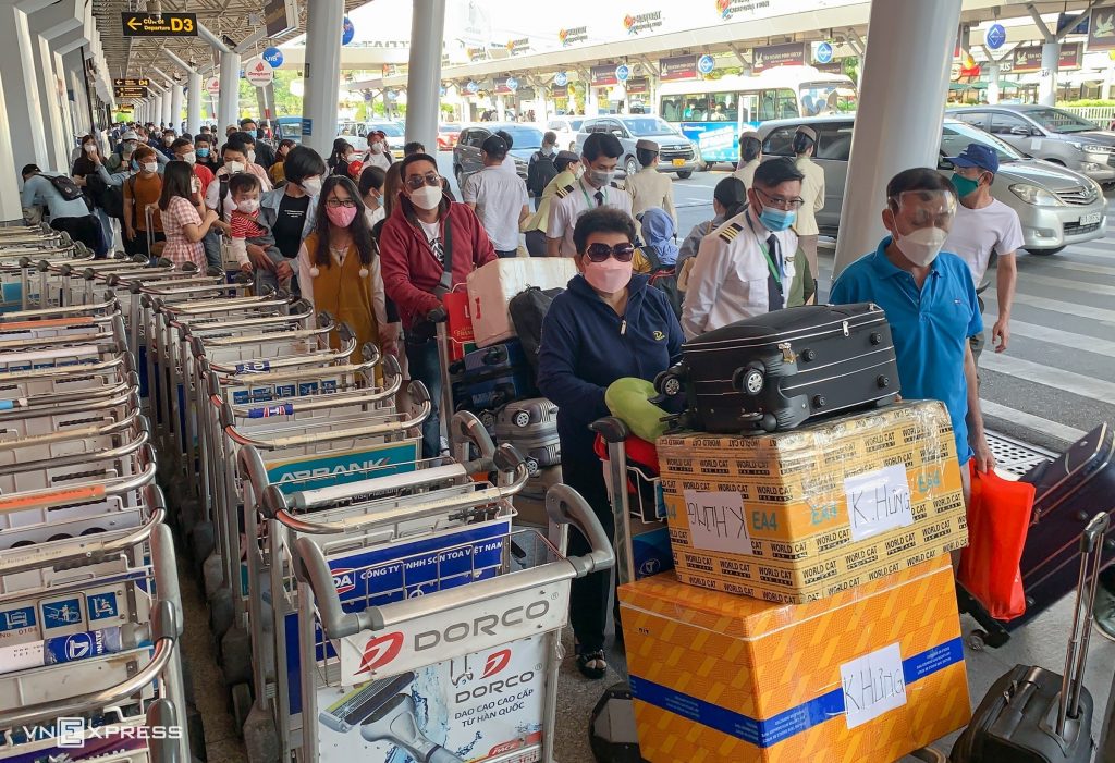 Hành khách xếp hàng đợi vào sân bay Tân Sơn Nhất vào tháng 1