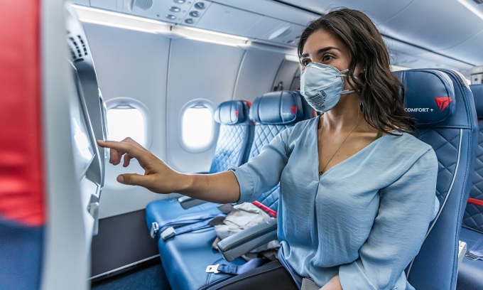 Ngoài các nút điều hòa nhiệt độ, máy bay còn hệ thống thông gió là các khe hở phía trên chỗ ghế ngồi và dưới sàn, chạy dọc theo thân máy bay. Ảnh: Delta Airlines